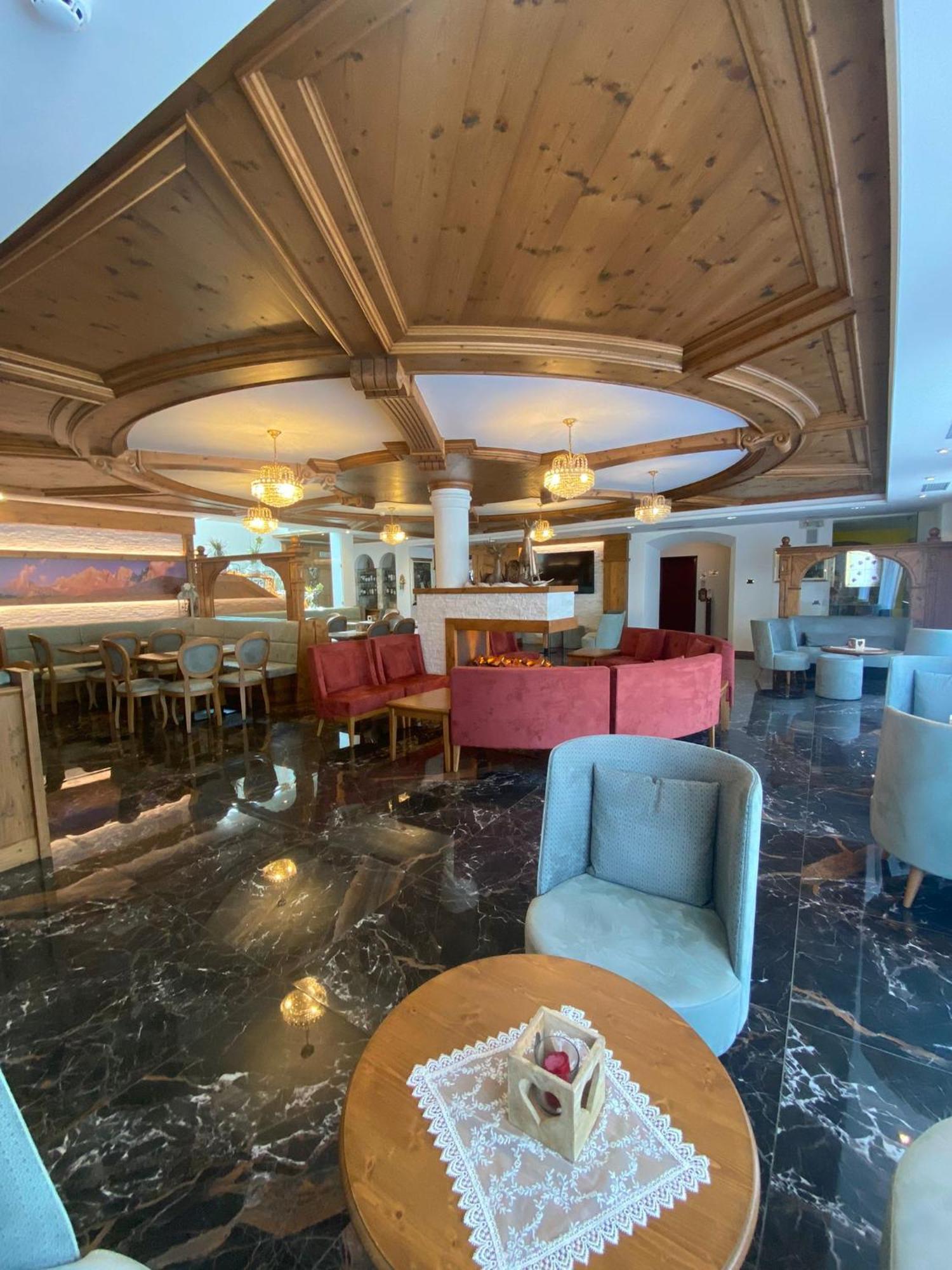 Family Hotel La Perla Fiera Di Primiero Eksteriør bilde