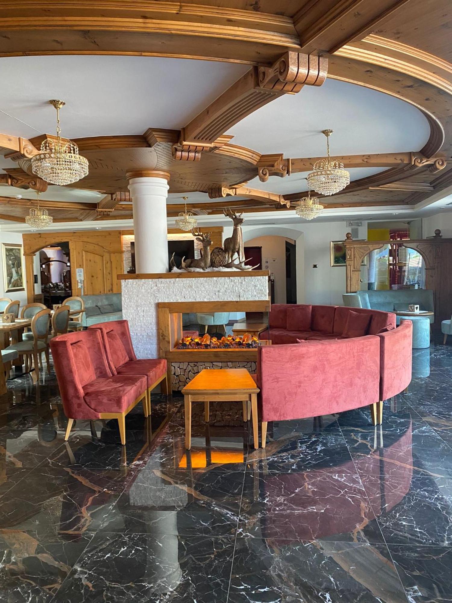 Family Hotel La Perla Fiera Di Primiero Eksteriør bilde