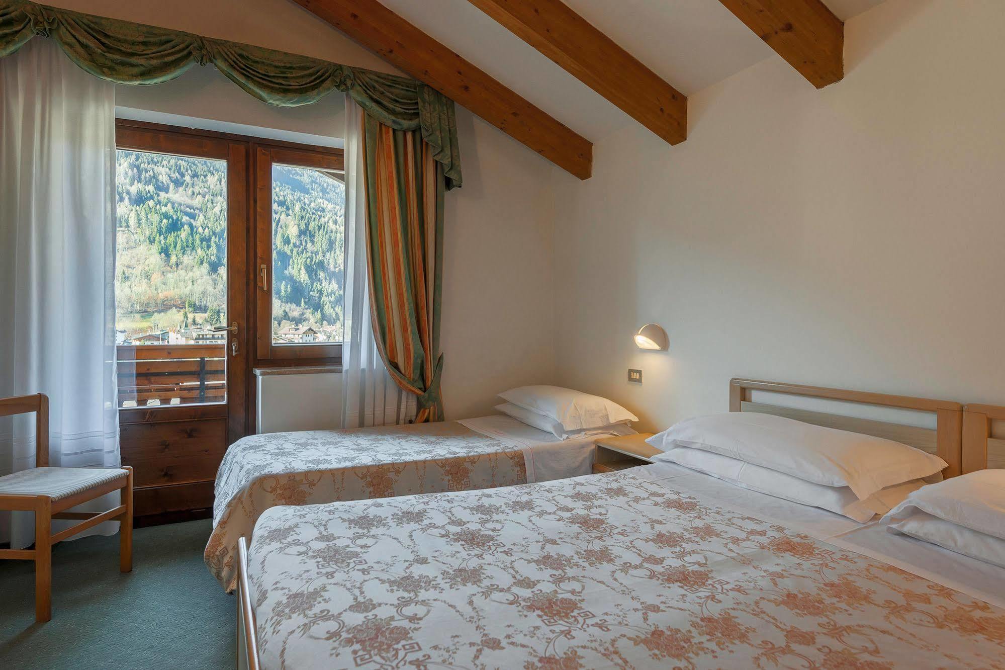 Family Hotel La Perla Fiera Di Primiero Eksteriør bilde